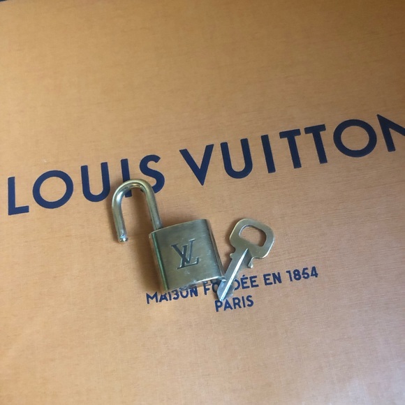 Louis Vuitton Bag, Tag, Lock & Key #319 - Picture 11 of 11